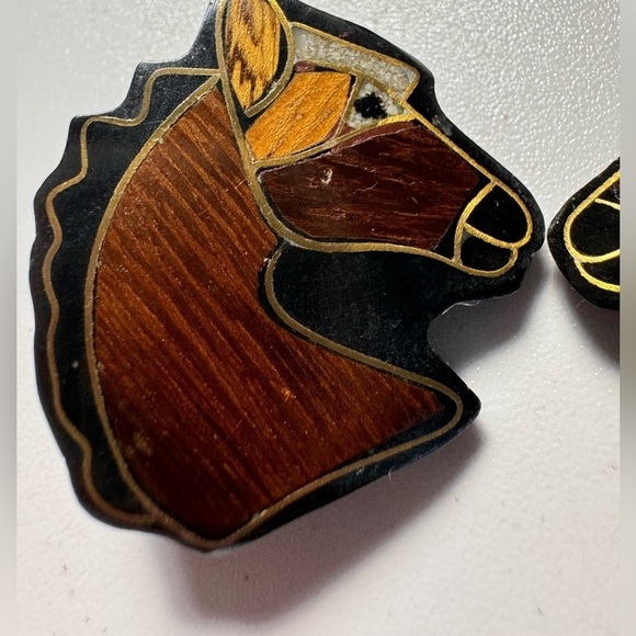 Vintage Enamel Earrings STALLION Horse brass Inlay wood clip on - Picture 2 of 4